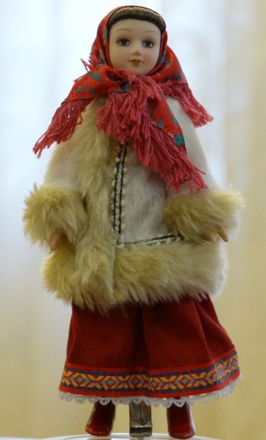 Кукла в зимнем костюме Московской губернии