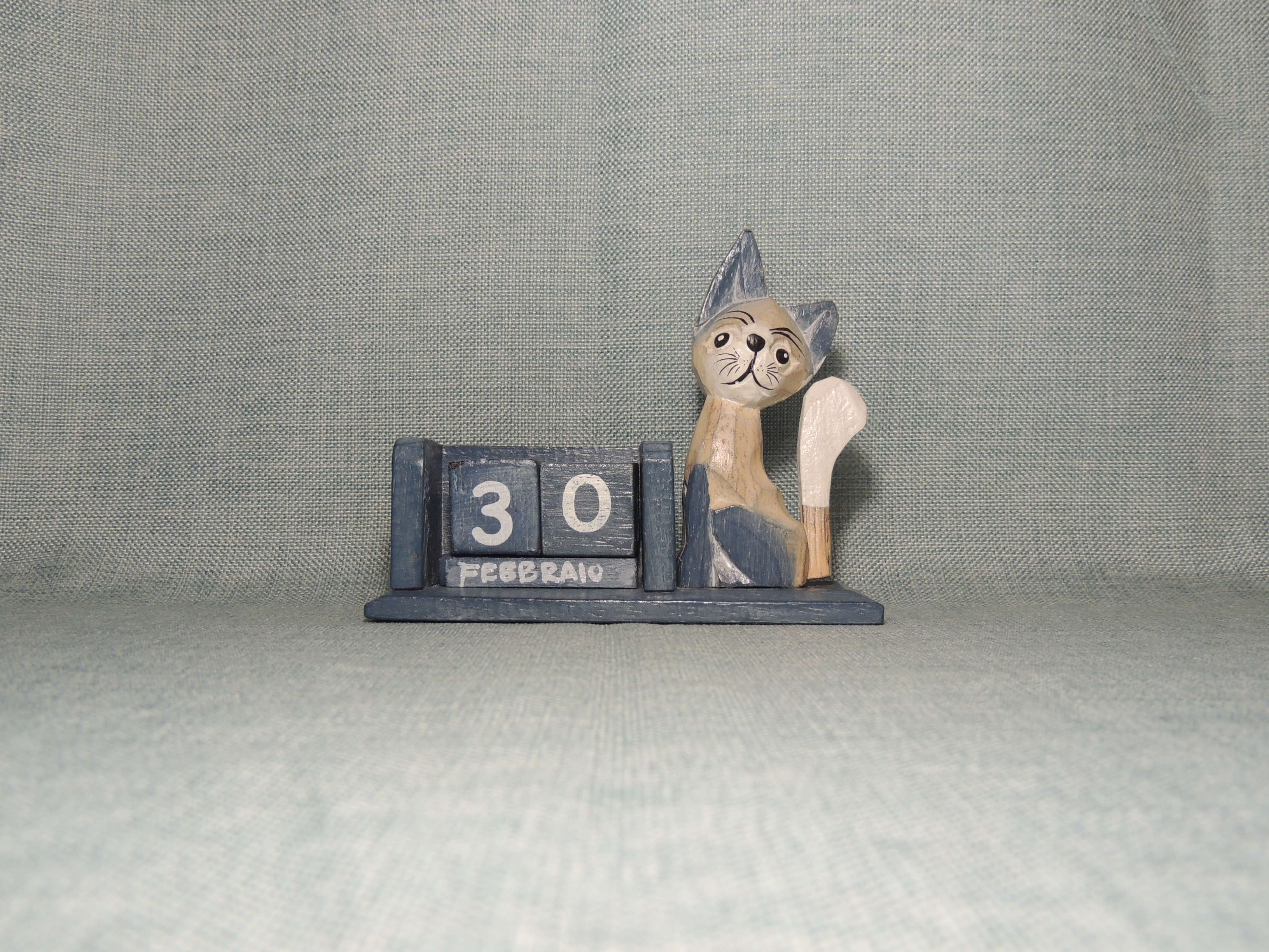 Сувенир – деревянный календарь с кошкой