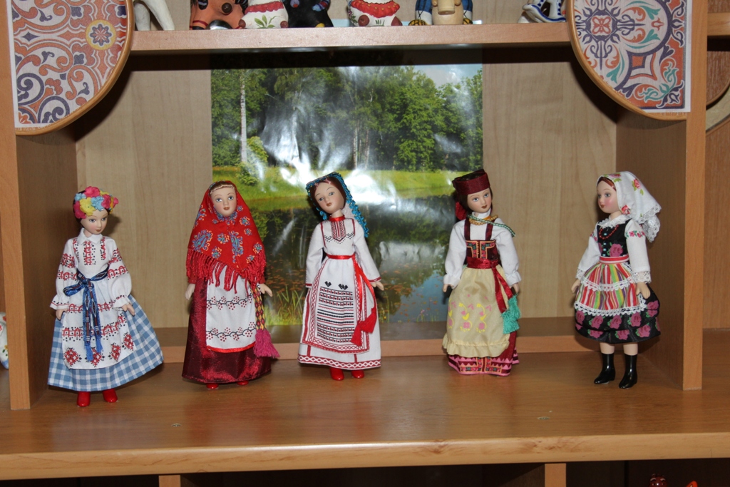 Куклы в праздничных костюмах
