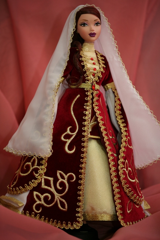 Фарфоровая кукла в Грузинском национальном костюме
