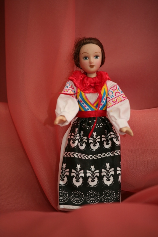 Фарфоровая кукла в Словацком девичьем костюме
