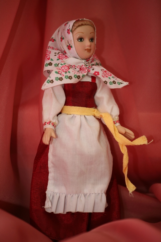Фарфоровая кукла в летнем костюме Вологодской губернии