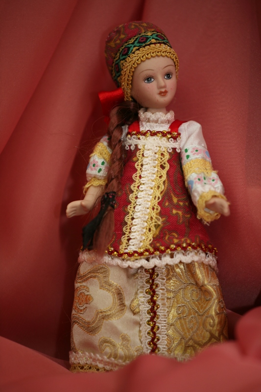 Фарфоровая кукла в летнем костюме Костромской губернии