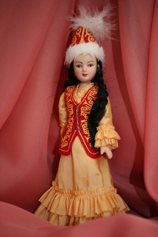 Фарфоровая кукла в Киргизском праздничном костюме