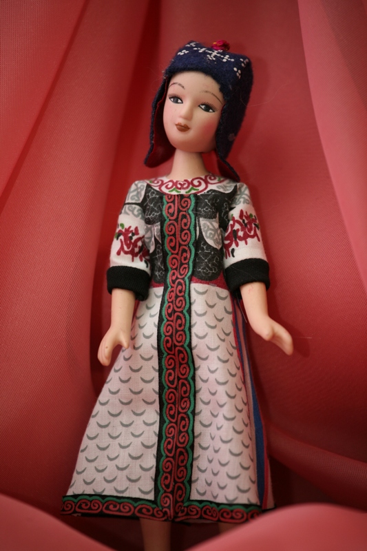 Фарфоровая кукла в Нанайском женском костюме
