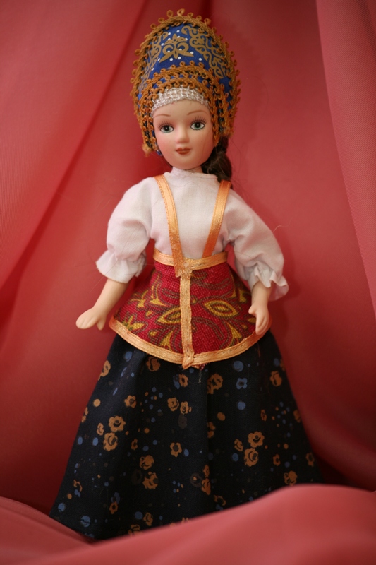 Фарфоровая кукла в летнем костюме Ярославской губернии