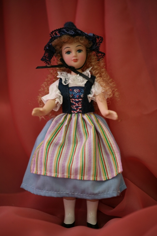 Фарфоровая кукла Хайди/кукла Швейцарии