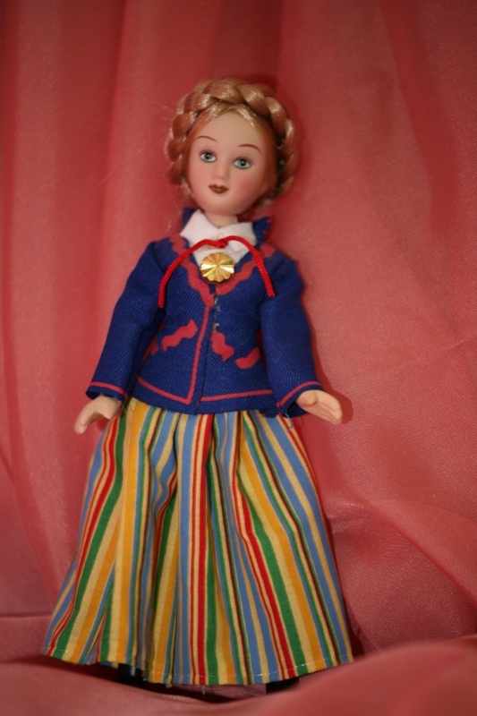 Фарфоровая кукла Эстонка