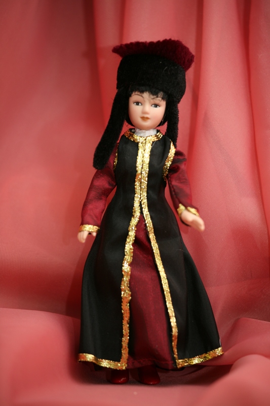 Фарфоровая кукла в Калмыцком праздничном костюме