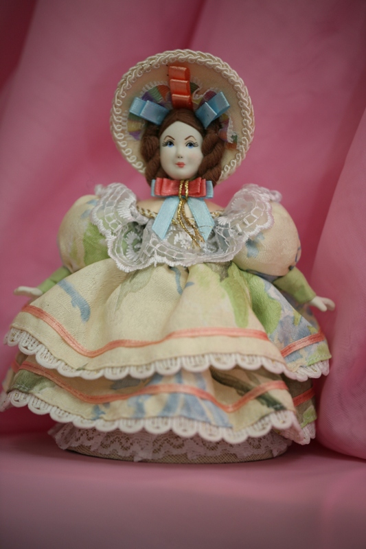 Фарфоровая кукла Сувенирная кукла Дама в капоре