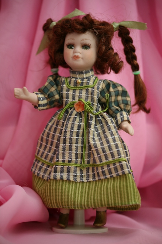Фарфоровая кукла «Карина»