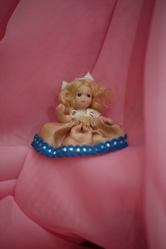 Фарфоровая кукла в миниатюре