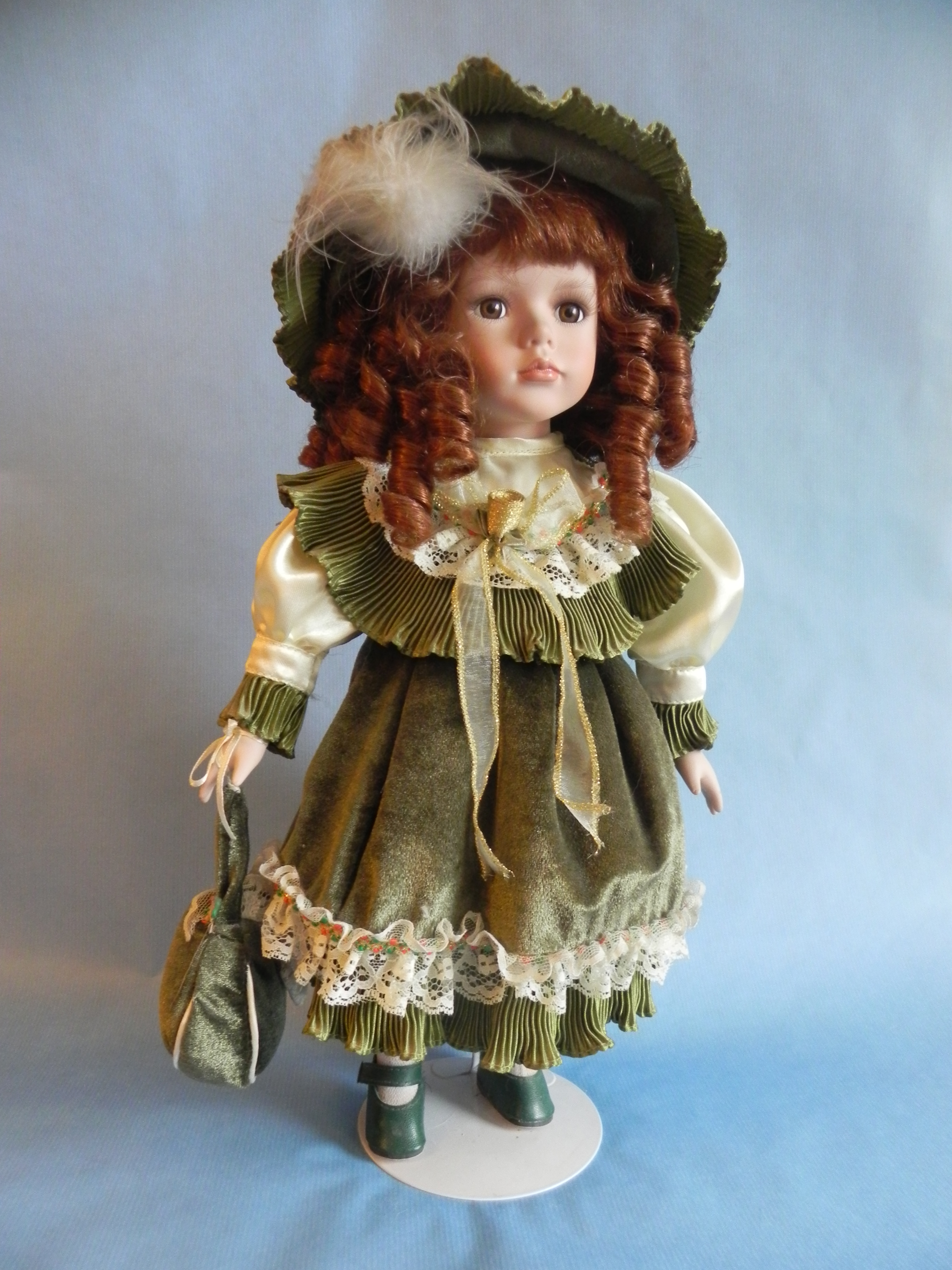 Кукла в зеленом платье