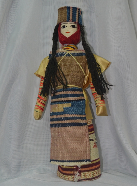 Кукла в национальном костюме Армении