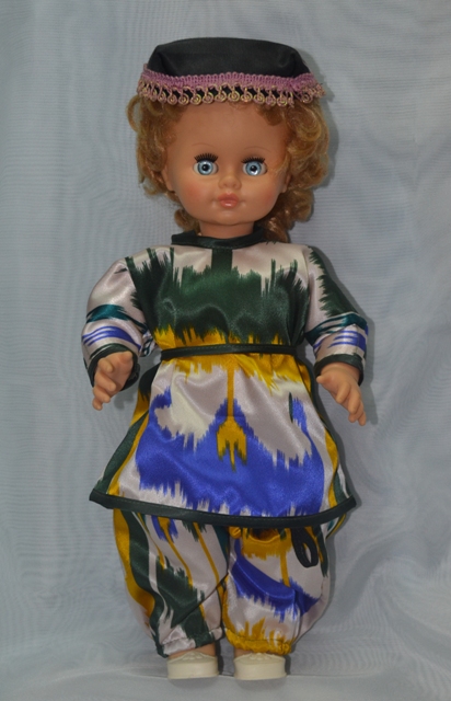 Кукла в национальном костюме Узбекистана