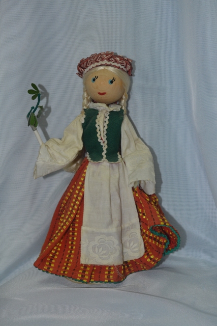 Кукла в национальном костюме Латвии