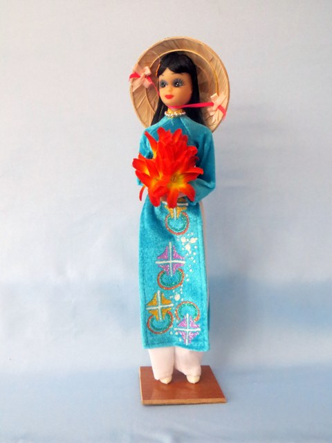 Кукла во вьетнамском костюме
