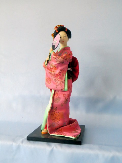 Кукла в национальном японском костюме
