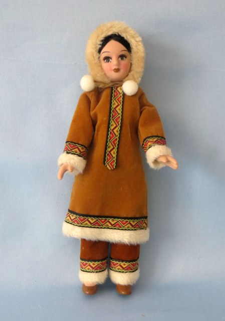 Кукла в национальном костюме народов Аляски