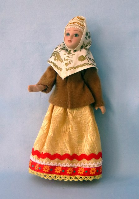 Кукла в зимнем костюме Архангельской губернии