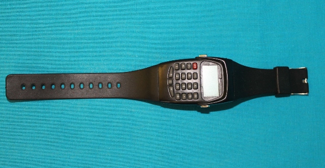 Электронные наручные часы с калькулятором