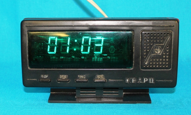 Настольные электронные часы с будильником «Кварц»