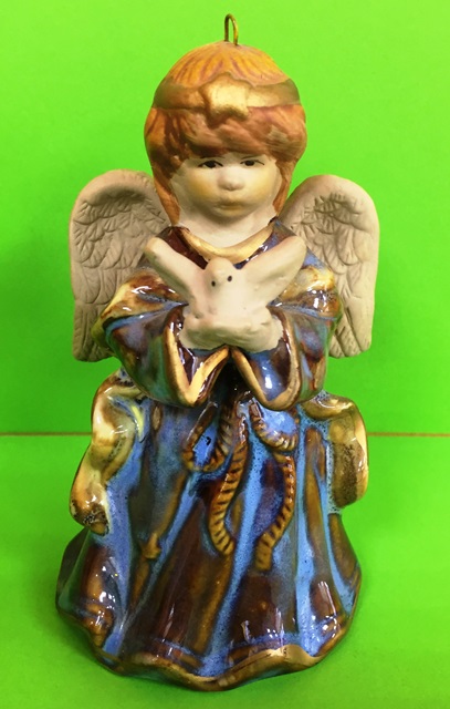 Ангелочек с голубем в руках