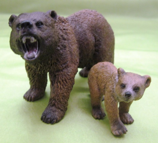 Медведица Гризли с медвежонком