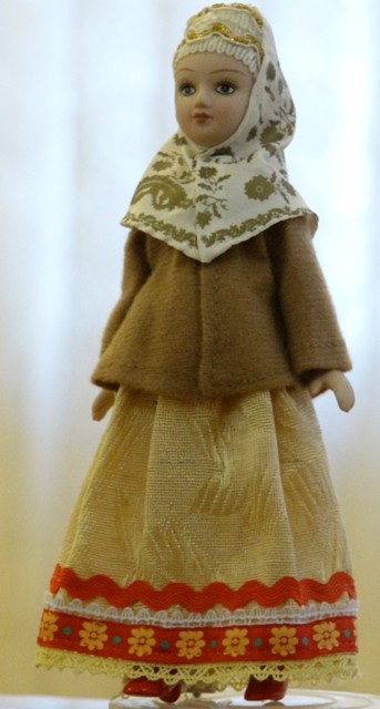 Кукла в зимнем костюме Архангельской губернии