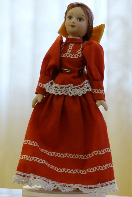 Кукла  в праздничном костюме оренбургской казачки