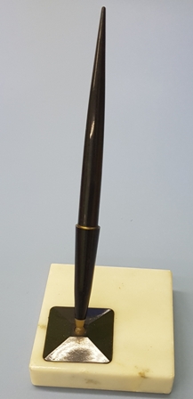 Перьевая ручка на подставке