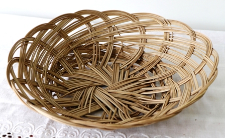 Плетенная тарелка-хлебница из ротанга