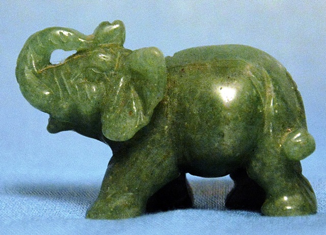 Слоник каменный зеленого цвета