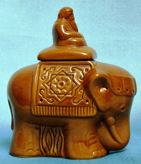 Керамический терракотовый слон с наездником на спине